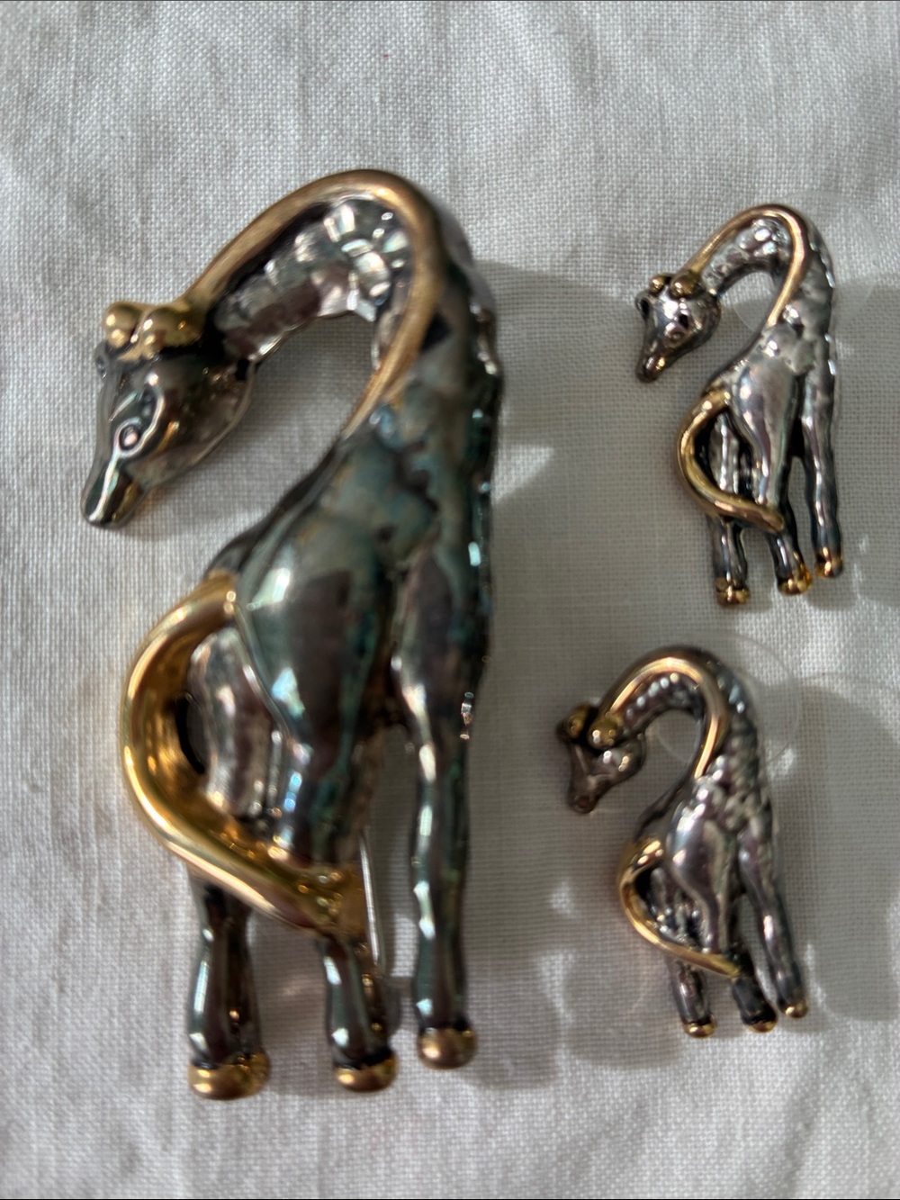 Elegant Two-Tone Giraffe Brooch Set — Women’s Silver & Gold Animal Pins